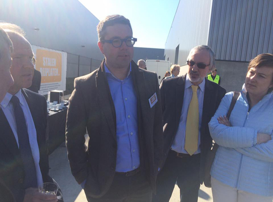 N-VA schepenen Lieve Truyman (mobiliteit) en Geert Vandersickel (lokale economie) luisteren samen met Minister Philippe Muyters geïnteresseerd naar de uitleg van zaakvoerder Philippe Van Robaeys