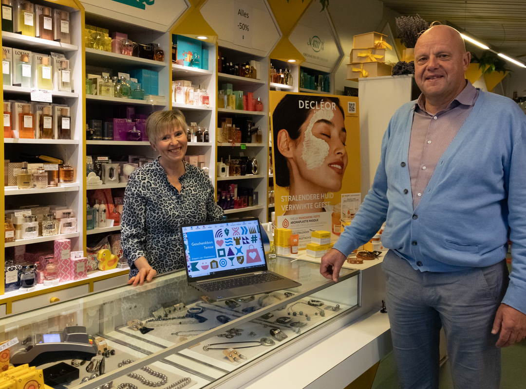Schepen van economie toont de nieuwe digitale geschenkbon in een van de deelnemende winkels namelijk Parfumerie Hilde